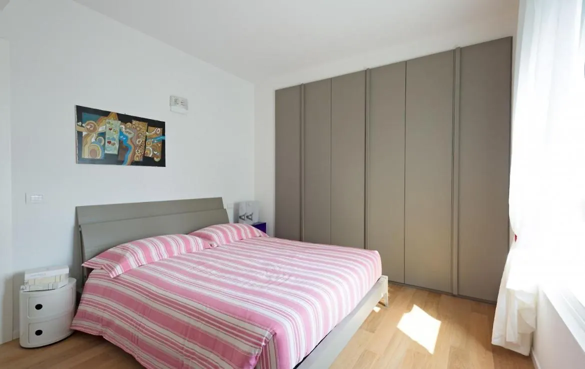 Modern Apartments Lake View With Pool Musso