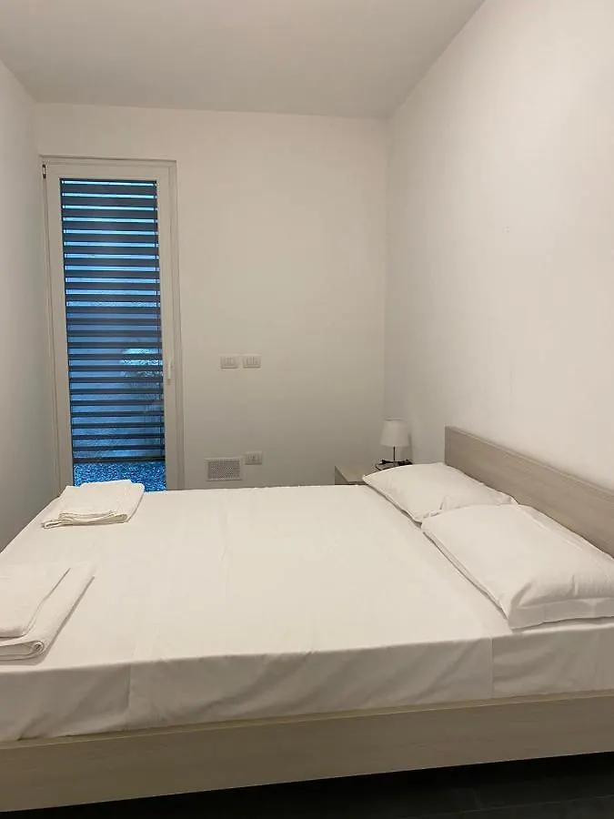 Modern Apartments Lake View With Pool Musso Italië