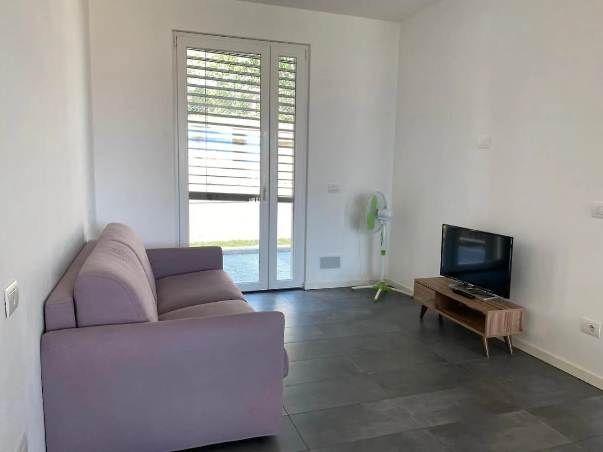 Modern Apartments Lake View With Pool Musso 0*,  Italië